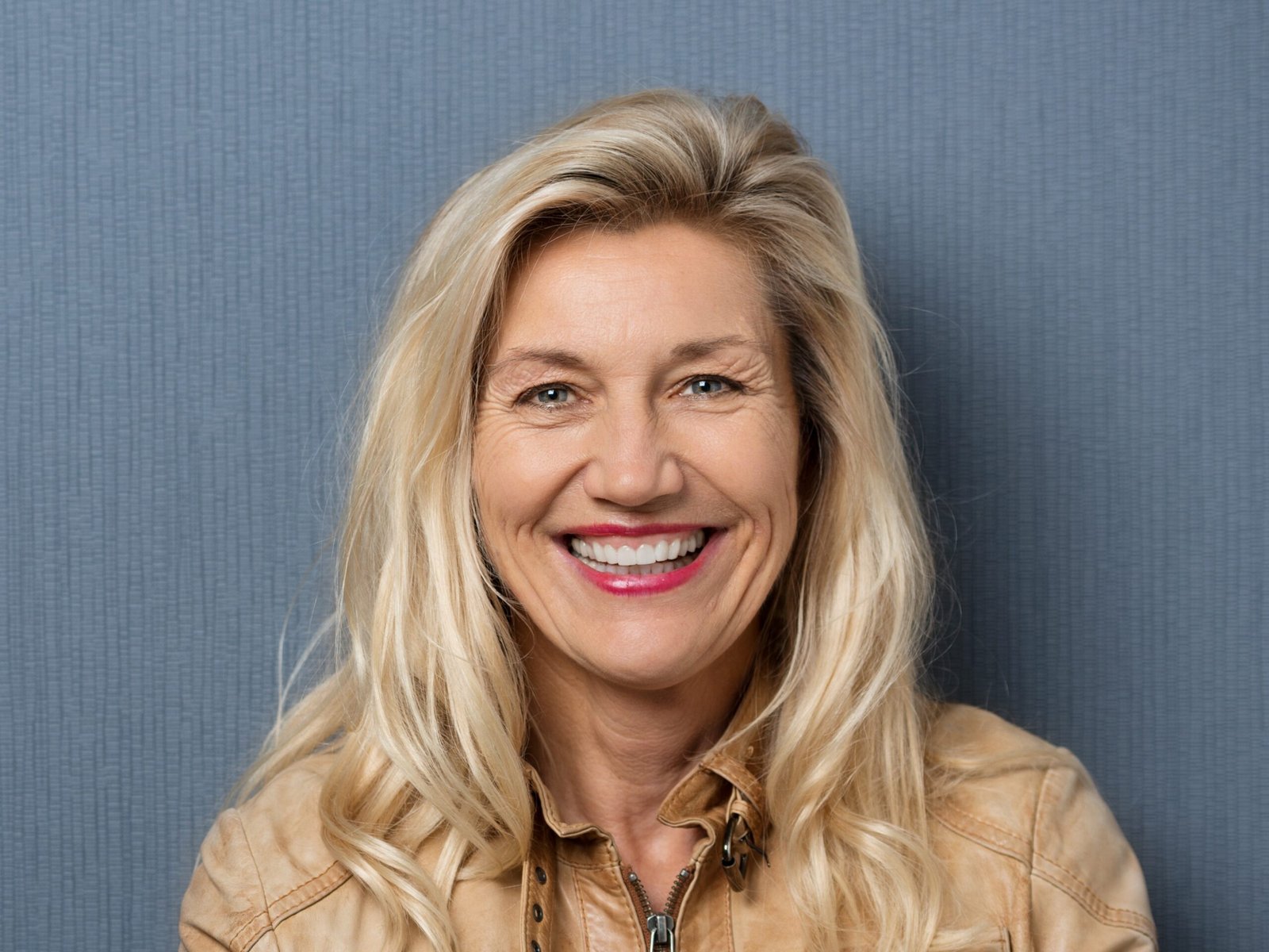 Témoignage 1 CosmoPure - Portrait d'une femme joyeuse après l'utilisation d'un soin CosmoPure, vue de face.